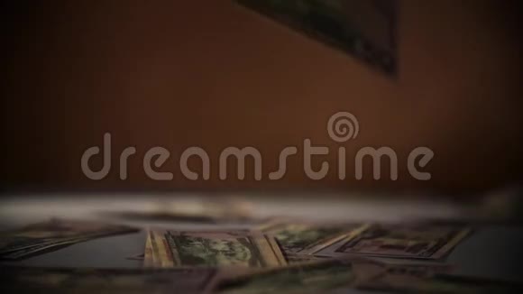 从黑色背景中分离的美元视频的预览图