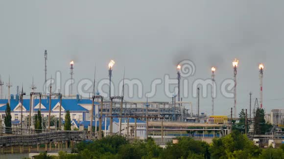 巨大的天然气和石油加工厂有燃烧的火炬管道和蒸馏的综合体视频的预览图