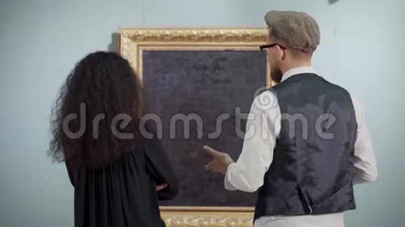 美术馆里的参观者谈论艺术品视频的预览图