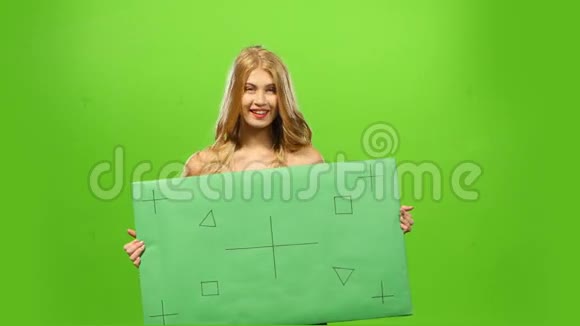 微笑的金发女人绿屏空白视频的预览图