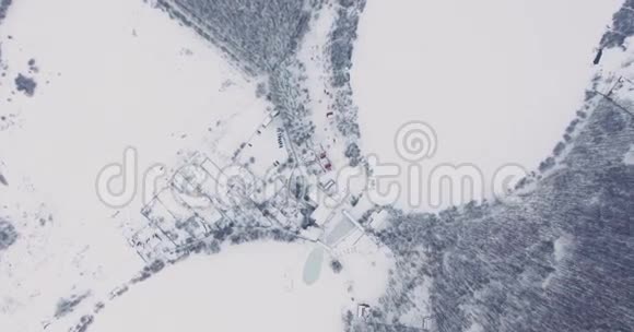 飞过白雪皑皑的湖面视频的预览图