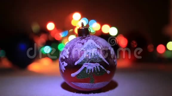 圣诞彩球装饰着圣诞雪景视频的预览图