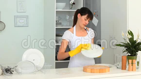 黑发女人在洗碗视频的预览图