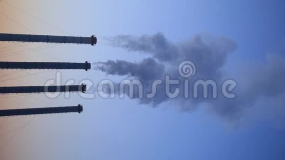 从工厂俯瞰空气污染状况日落时的烟雾和管道视频的预览图