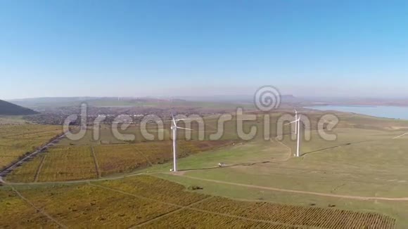 美丽的葡萄园景观秋天的颜色与风力涡轮机在背景鸟瞰视频的预览图