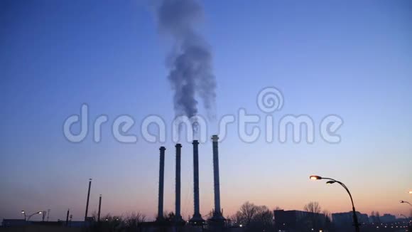 从工厂俯瞰空气污染状况日落时的烟雾和管道视频的预览图