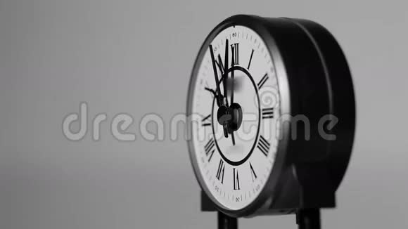 黑白古董钟的美丽细节视频的预览图