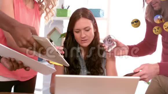 一个女人在后台使用笔记本电脑的表情图标视频的预览图