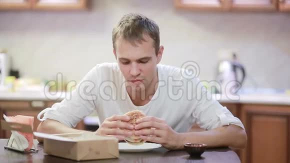 帅哥在家嚼着汉堡和薯条视频的预览图