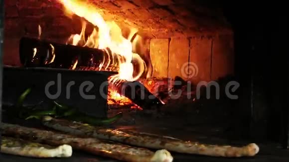烤箱中的木柴和肉坑a视频的预览图