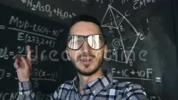 化学和数学方程式室内自拍的年轻科学家视频的预览图