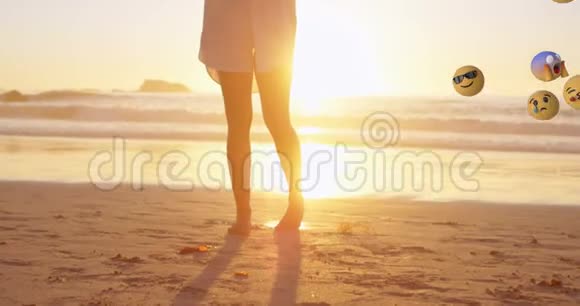 在背景为4k的海滩上一位女士自拍的表情图标视频的预览图