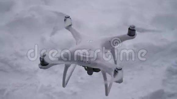 一架无人机在镜头前盘旋飞行视频的预览图