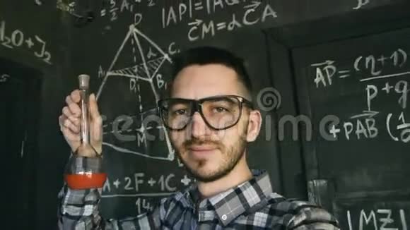 化学和数学方程式室内自拍的年轻科学家视频的预览图