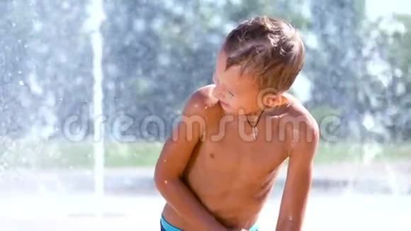 七岁的兴奋男孩在喷水池喷泉到处跑撒玩玩玩视频的预览图