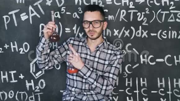 青年科学家在化学和数学方程式实验室做实验视频的预览图
