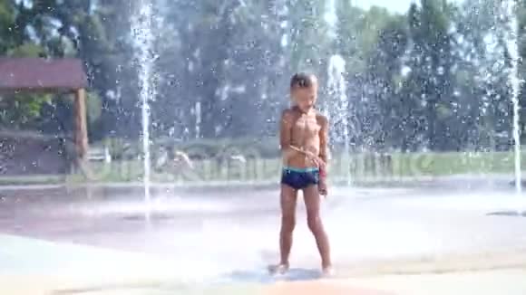 七岁的兴奋男孩在喷水池喷泉到处跑撒玩玩玩视频的预览图