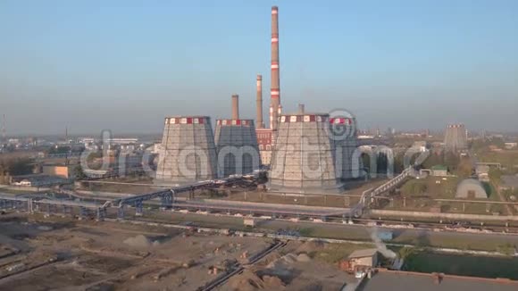 工业景观背景下棕色煤电厂大型冷却塔的气射视频的预览图
