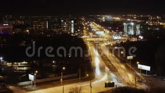 城市交通在夜间时间流逝汽车在路上行驶得很快视频的预览图