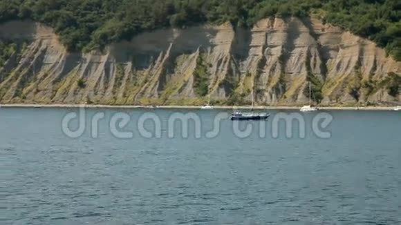 从移动的小船上拍摄到皮兰附近的海岸我们是一艘帆船视频的预览图