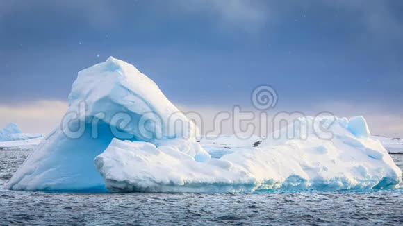 美丽的蓝色冰川漂浮在开阔的海洋中视频的预览图