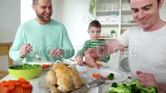 一对男夫妇和他们的孩子一起吃饭视频的预览图