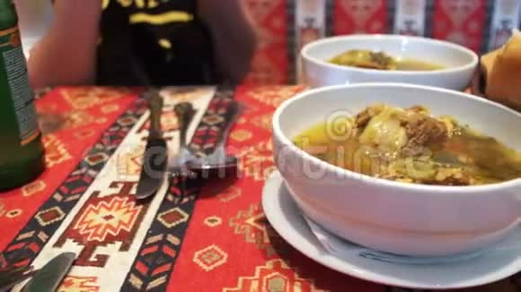 餐厅里的羊肉汤Piti汤阿塞拜疆民族菜视频的预览图
