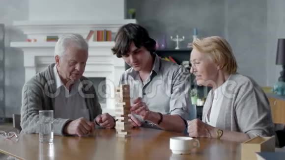 快乐的老人和他的孙子玩棋盘游戏视频的预览图