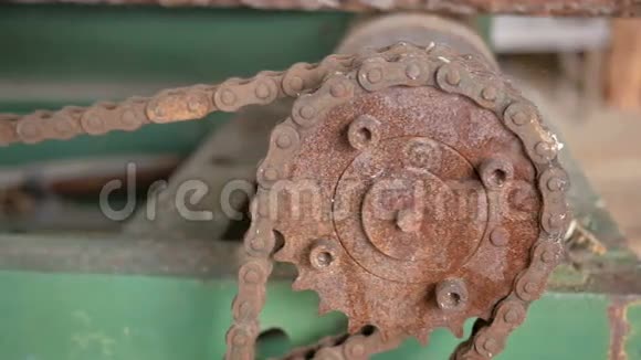 老式胶带运输机制生锈的齿轮和链条废弃的工厂移动摄像机视频的预览图