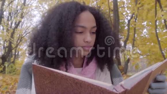 在秋天的森林里合上可爱的黑人少女画集视频的预览图