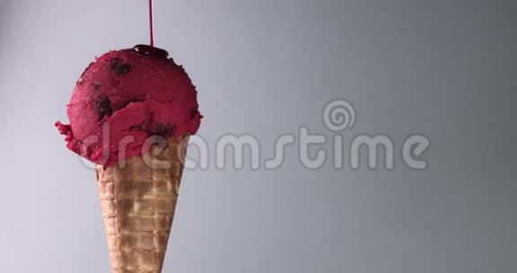 水果冰淇淋上面有浆果和水果视频的预览图
