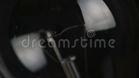打开和关闭复古老式灯泡的特写与钨技术内置在黑色背景旧风格视频的预览图