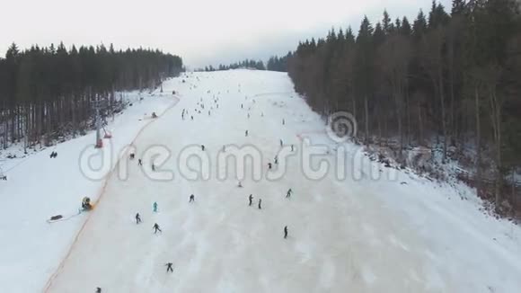 滑雪胜地9布科维尔全景滑雪者从山上下来空中视频的预览图