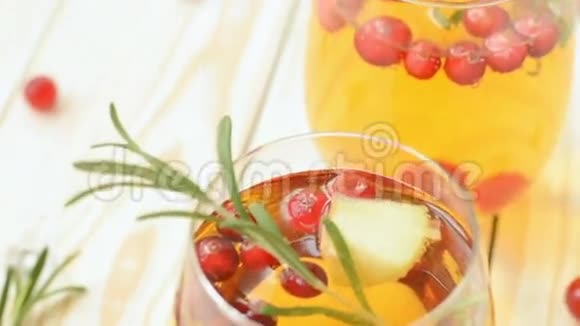 迷迭香蔓越莓白色桑格里亚与苹果视频的预览图