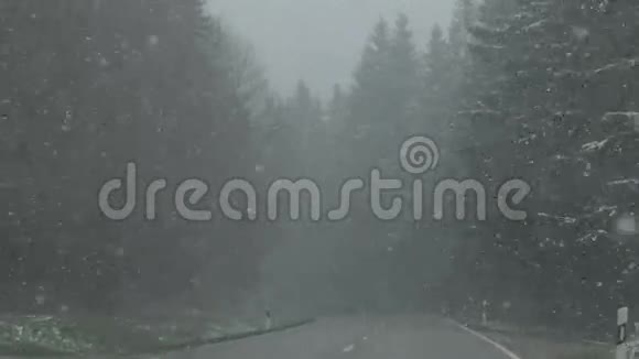 从车上看在降雪期间它在山路上行驶视频的预览图