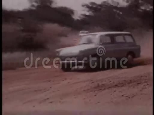 两辆车从土路上打滑视频的预览图