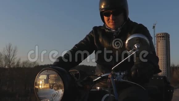 骑自行车坐在日落的摩托车上视频的预览图