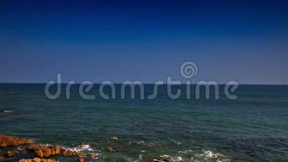 拍摄者沿石蓝海海岸的移动视频的预览图