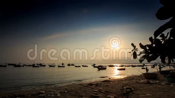 越南海滩日落时在海湾的渔船视频的预览图
