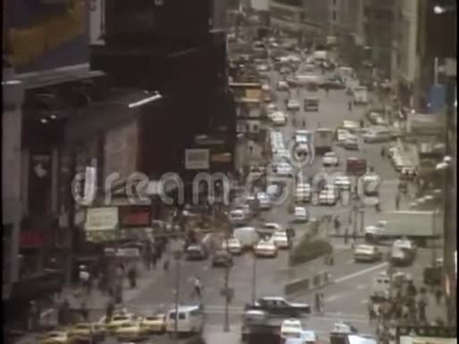 繁忙的纽约市街道的高角度视野视频的预览图