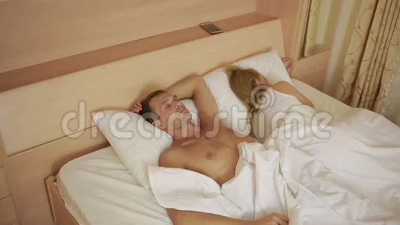 男人看着他女朋友睡觉时的电话不忠证明视频的预览图