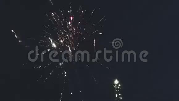 在漆黑的夜空中燃放烟花很多火花照明爆炸庆祝活动假期视频的预览图