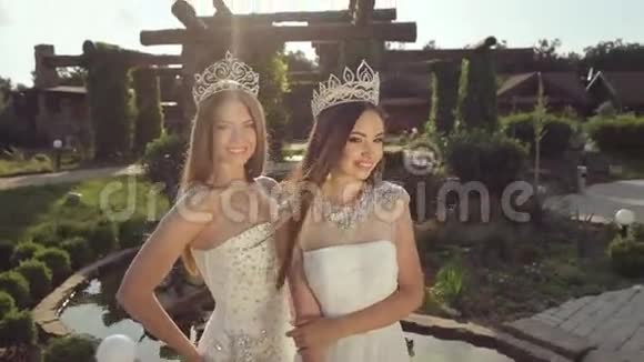 穿皇冠和白色婚纱的迷人女孩视频的预览图