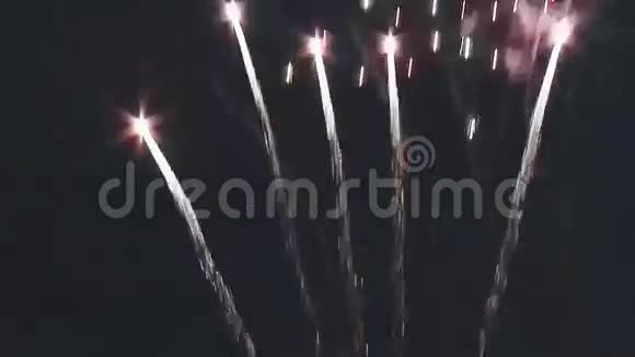 在漆黑的夜空中燃放烟花斯帕克斯照明爆炸庆祝活动海滩视频的预览图
