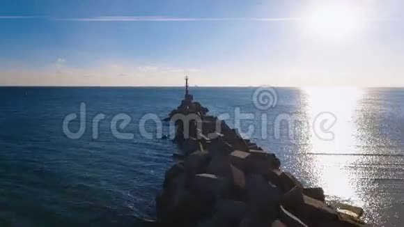 飞往海洋中孤独的灯塔领先的信标4K视频的预览图
