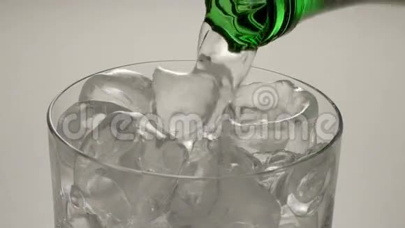 矿泉水从绿色瓶子里倒入玻璃视频的预览图