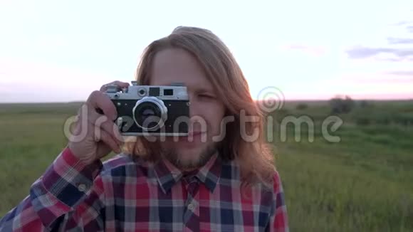 摄影师用复古相机拍照视频的预览图