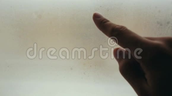 秋雨汗流浃背的玻璃上的铭文问号视频的预览图