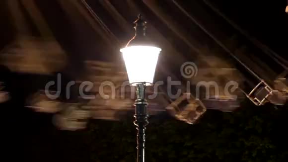 娱乐公园的夜灯和模糊旋转木马视频的预览图