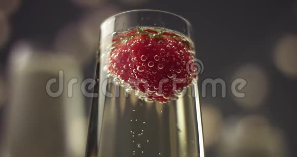 一杯香槟上面有草莓视频的预览图